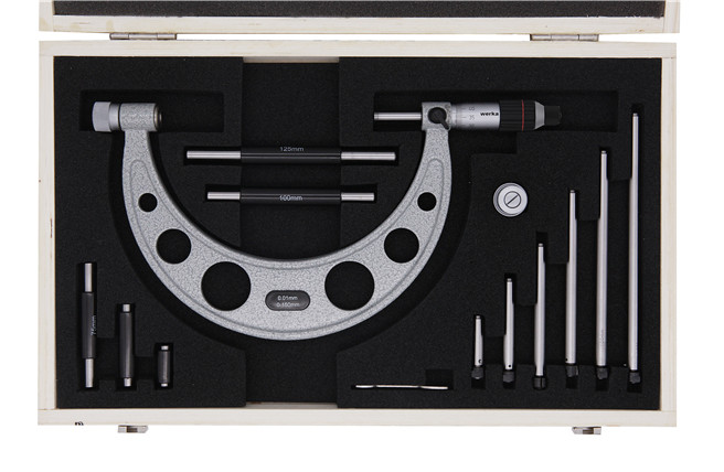 Micrometer with interchangeable anvils